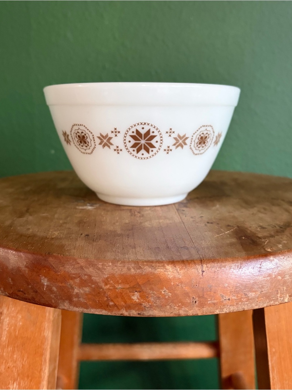 Vintage Pyrex mixing bowl in the Town & Country pattern #401